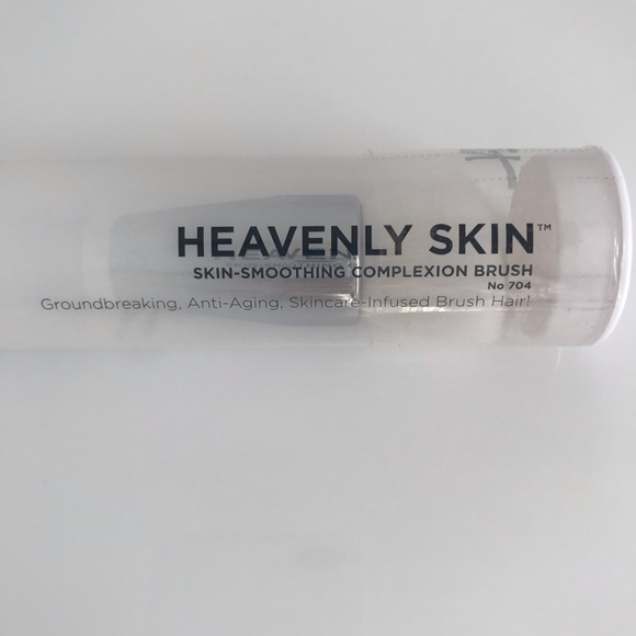 COPY - It Cosmetics Foundation Brush - Heavenly Skin Smoothing Complexion Brush… - Picture 3 of 9